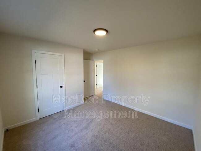 Building Photo - 64 Hickory Ln