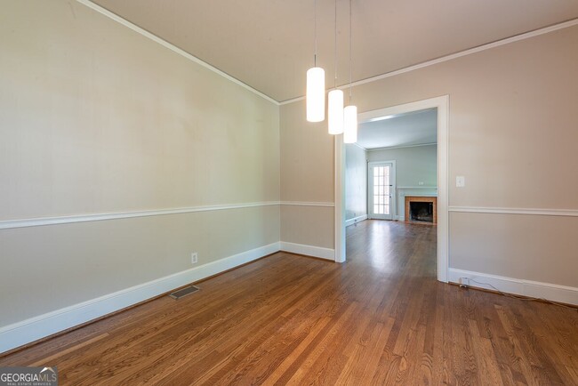 Building Photo - 208 Shadowmoor Dr