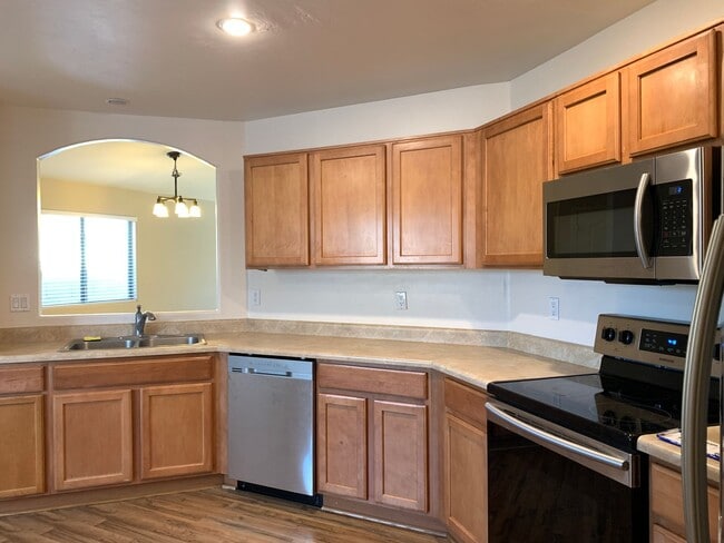 Building Photo - 3Bdm 2Ba Home, Popular Location, Available...