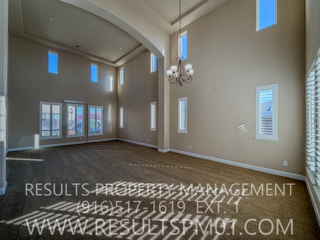 Building Photo - Elegance and spacious Mini Mansion