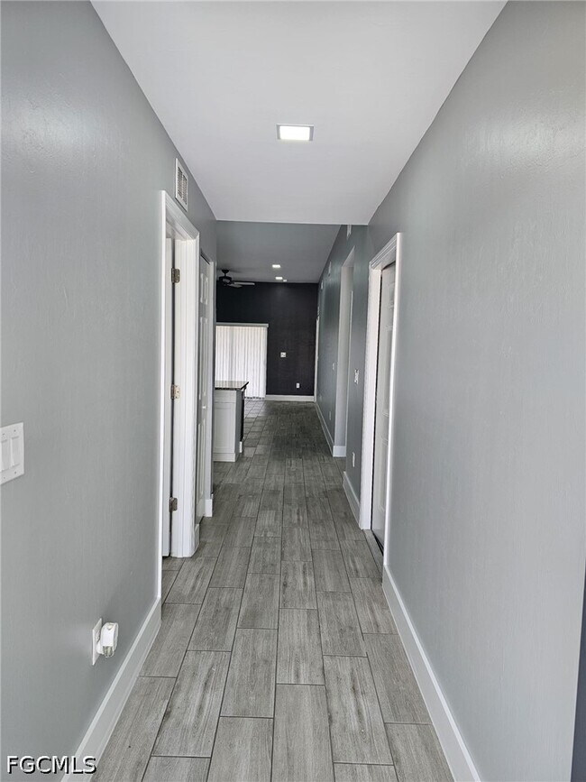 Building Photo - 606 SW 8th Pl