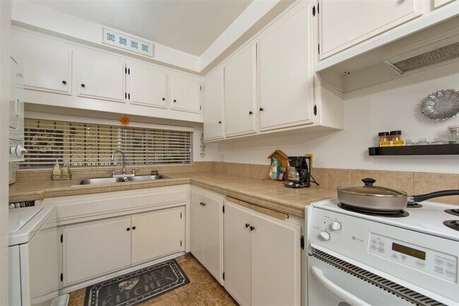 Building Photo - Bright 2BR/1.5BA Condo in Prime La Mesa Vi...