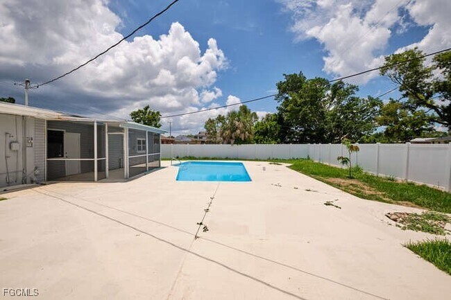 Building Photo - 4370 Deleon St