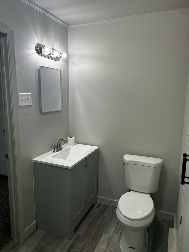 Building Photo - 1st floor Apt, 2b/1B- Available for immedi...