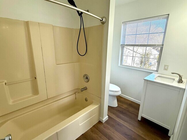 Building Photo - 1309 Matthews Ave