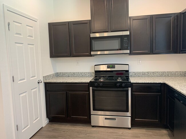 Building Photo - 4 bedroom Townhome