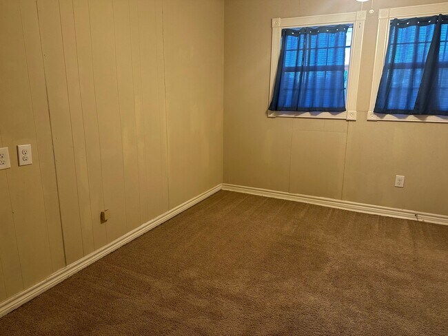 Building Photo - 324 Azalea St