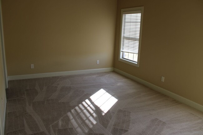 Building Photo - Great Location. Minutes to Amazon, MTM and...