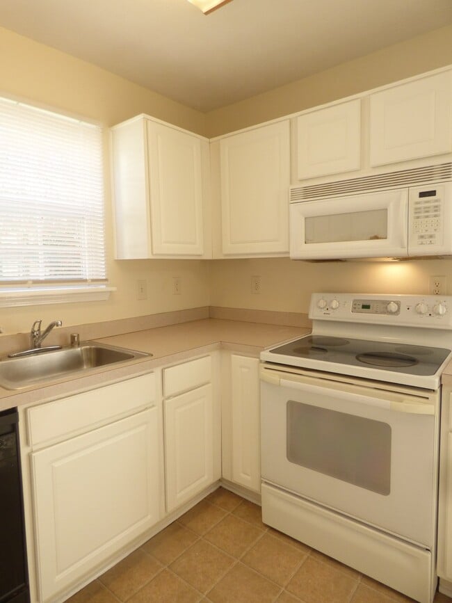 Building Photo - COMING SOON! Spacious Townhouse, W/D Hookups, Off-Street Parking, All Electric!