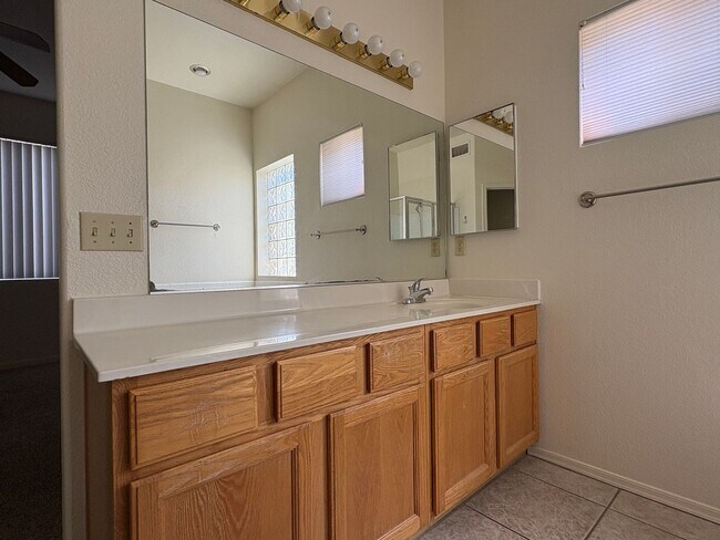 Building Photo - 3 Bed 2 Bath Rita Ranch Home