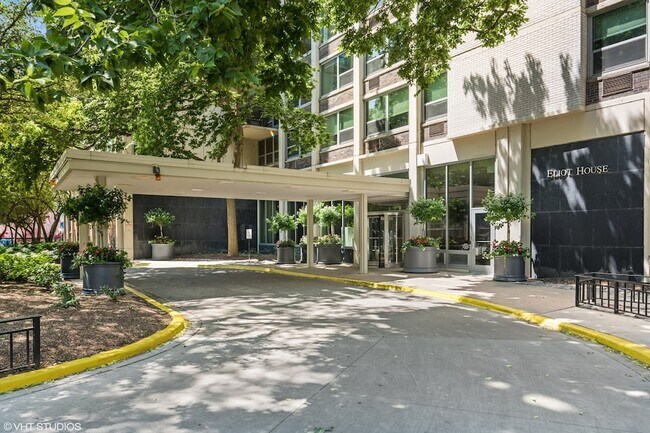 Building Photo - 1255 N Sandburg Terrace