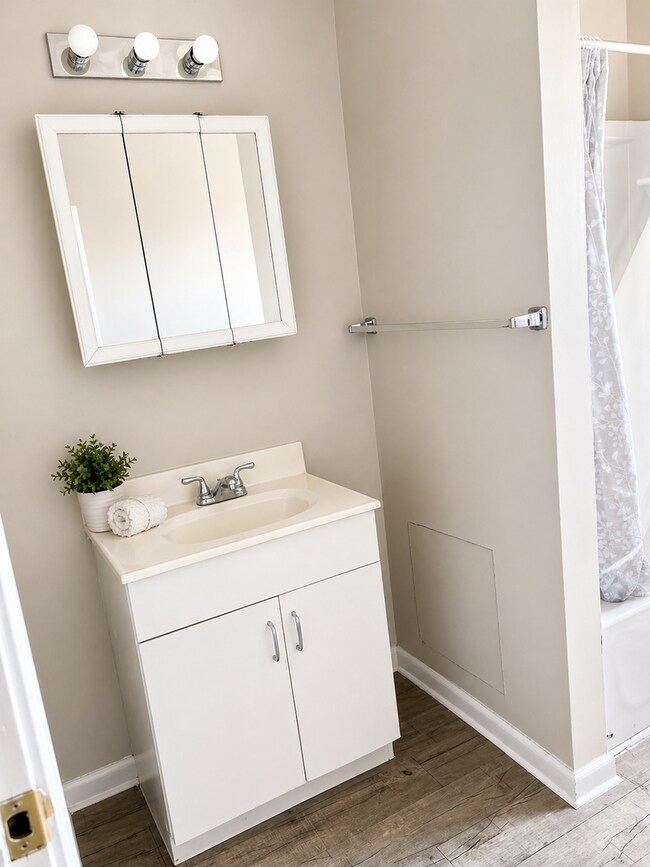 Building Photo - *** Amazing Apartment in Mt. Washington * Pet Friendly * Duplex style * Available Now * Spacious ...