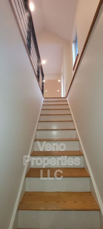 Building Photo - 16 Maple Ave