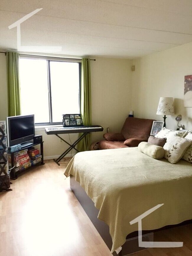 Building Photo - Charming 2 Bedroom