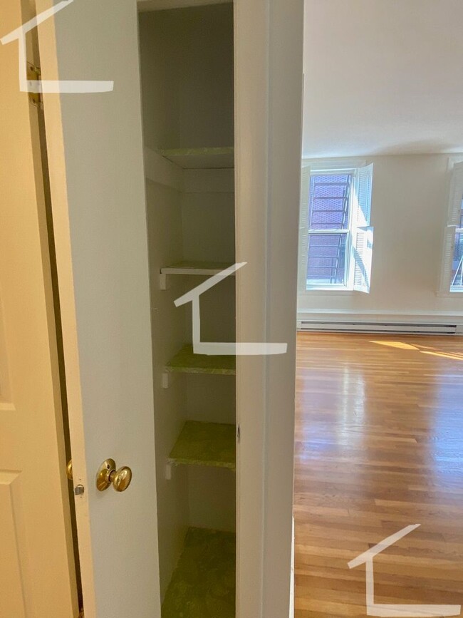 Building Photo - Spacious One Bed Right In Kenmore