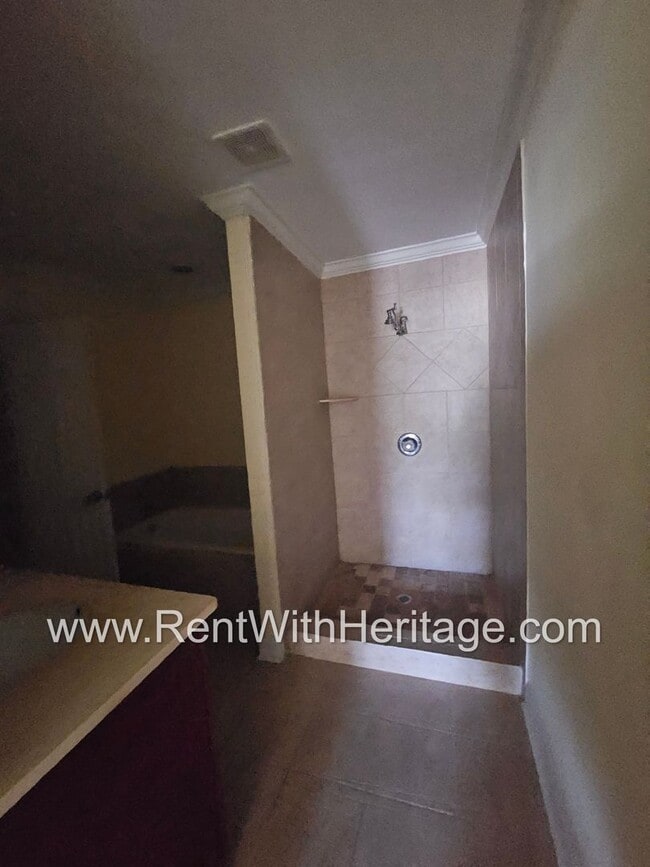 Building Photo - Gorgeous 3Bd / 2Ba Immaculate Townhome / U...