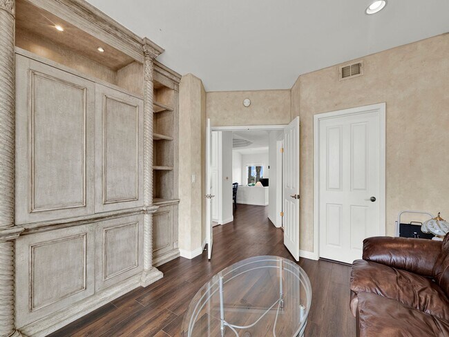 Building Photo - LOVELY POINTE AT MALIBU CONDO!