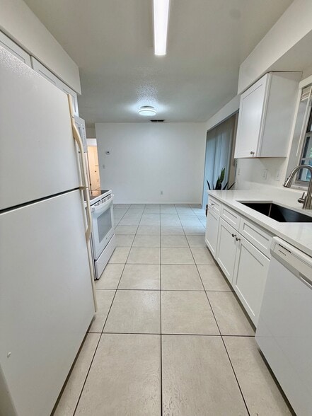Kitchen facing dining room - 914 La Salle Ave