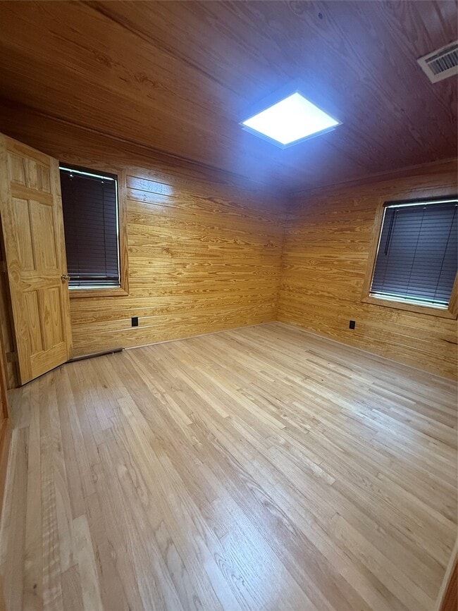 Building Photo - 902 Hidden Valley Dr