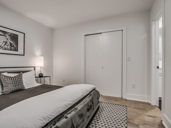 Building Photo - Champagne Plaza - Furnished Back House