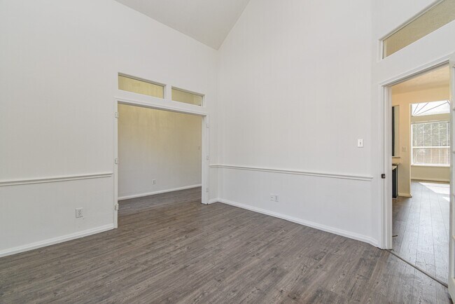 Building Photo - 30611 Country Meadows Dr