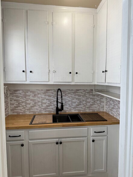 Building Photo - 813 Campbell Ave