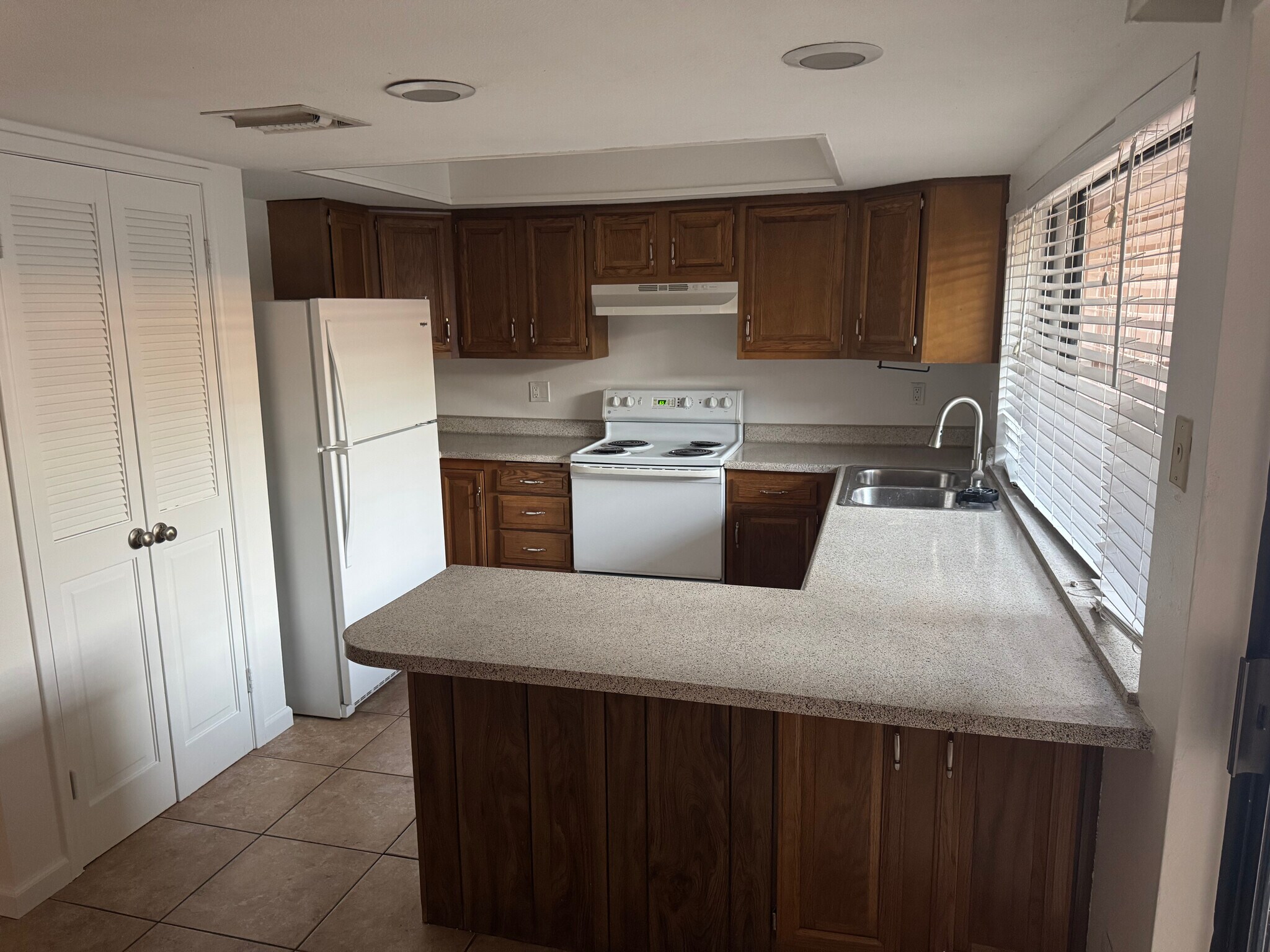 Building Photo - 1550 N Stapley Dr