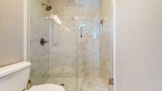 Building Photo - Beautiful 4 bedroom 3.5 bath Home with 2 c...