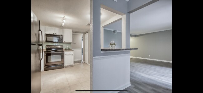 Building Photo - 8849 Old Kings Rd S