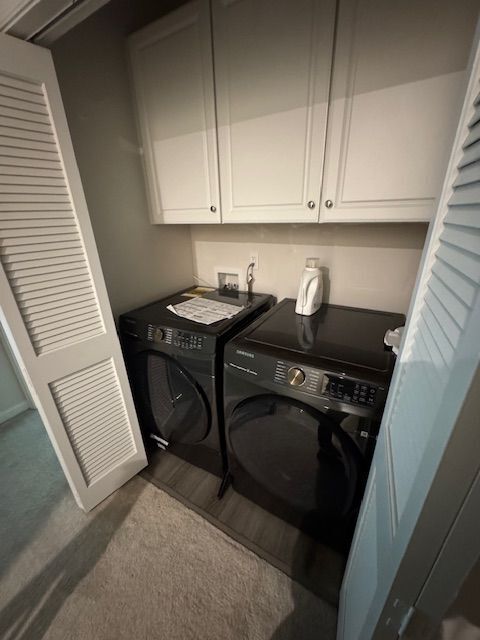 Building Photo - End unit 4 bedroom townhome!