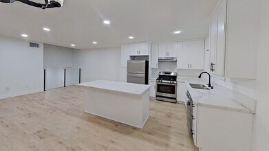 Building Photo - Beautiful & Cozy West Hills Adjacent Condo in Secure Building - MOVE IN READY