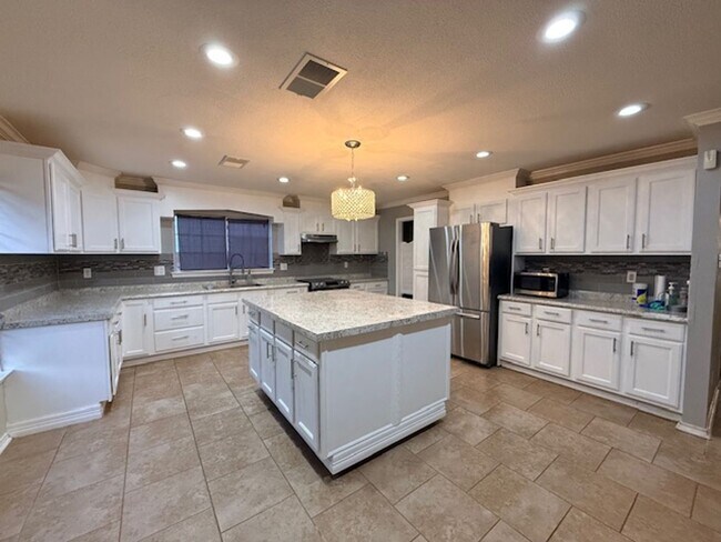 Building Photo - 4 Bedroom 2 1/2 Bath Plus Office Near 151 & Ingram