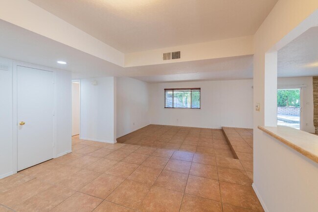 Building Photo - 7113 Welton Dr NE