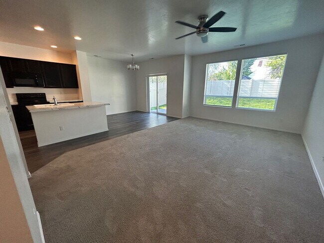 Building Photo - 3 Bedroom plus Loft For Rent! Victory Sout...