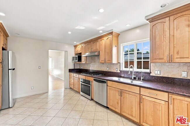 Building Photo - 8845 Glider Ave