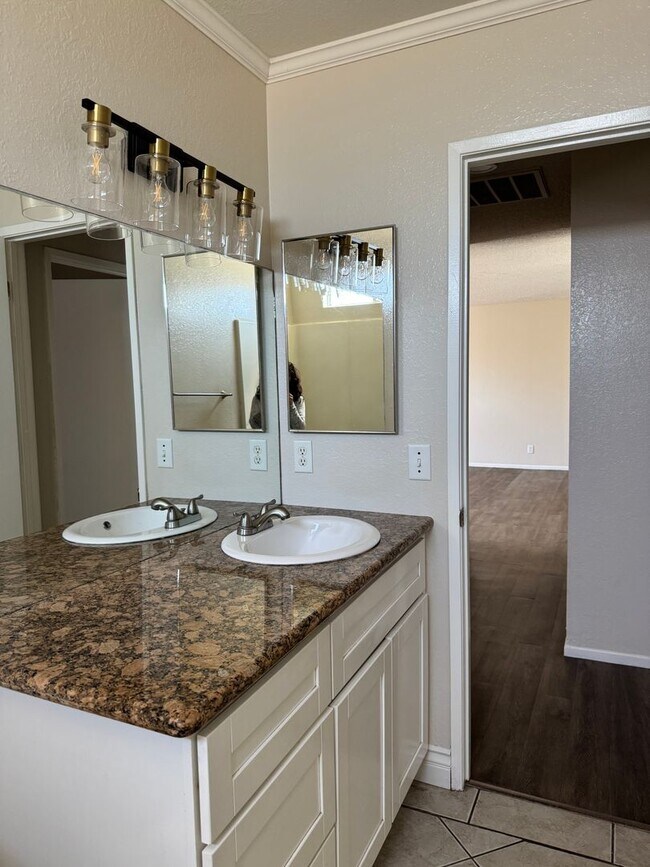Building Photo - Apple Valley- Four Plex- 2 Bedrooms, 2 Bat...