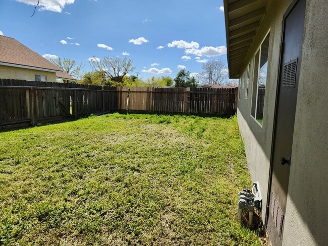 Building Photo - 314 W Maple St