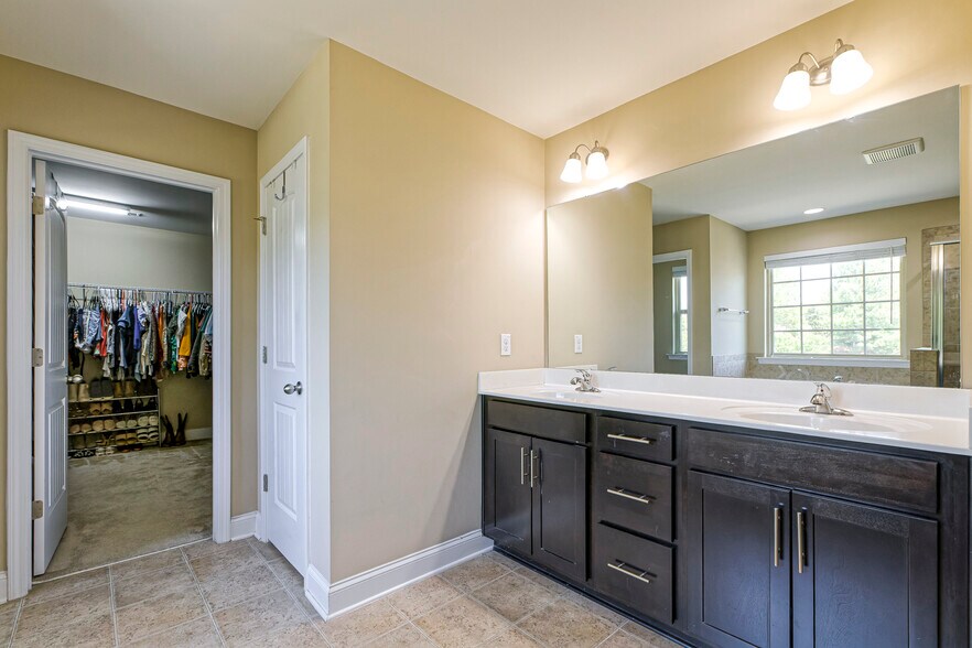Building Photo - 1608 Cascade Falls Ln