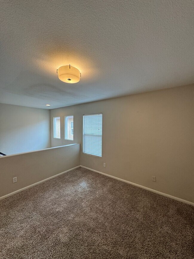 Building Photo - Spacious Lakeview Home with Loft & Community Amenities