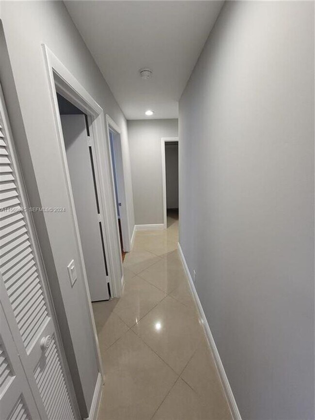 Building Photo - 928 Falling Water Rd