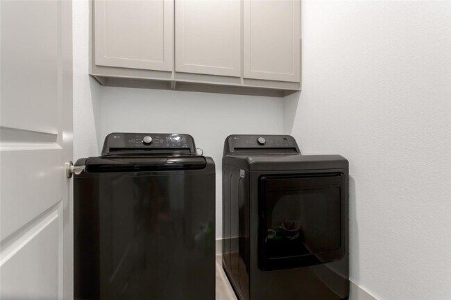 Building Photo - 229 E 5th St