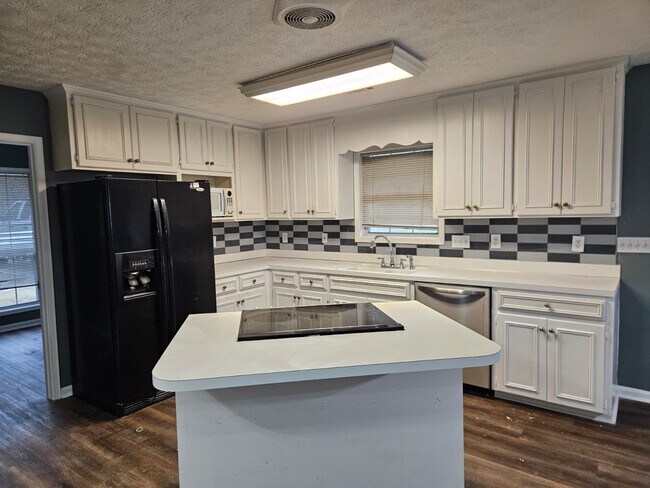 Building Photo - 379 Forest Park Dr