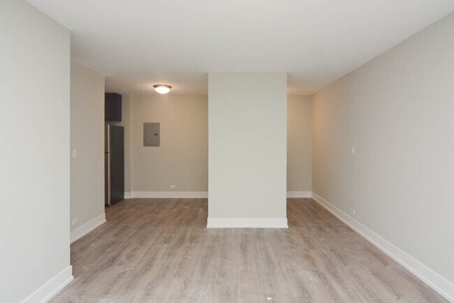 Building Photo - 447 W Surf St