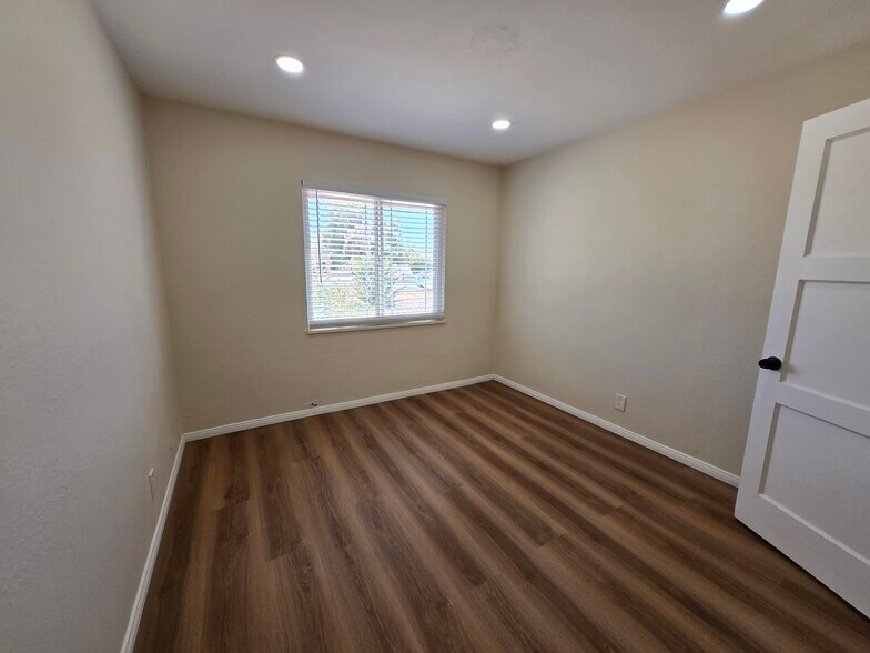Building Photo - 16340 Villa Dr