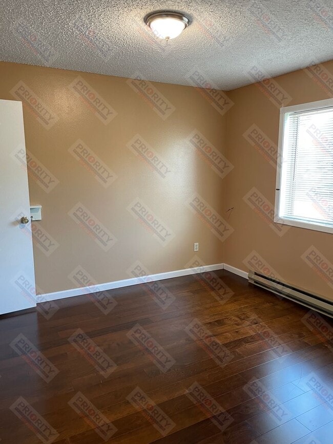 Building Photo - 3 bedroom, 1.5 bath townhome