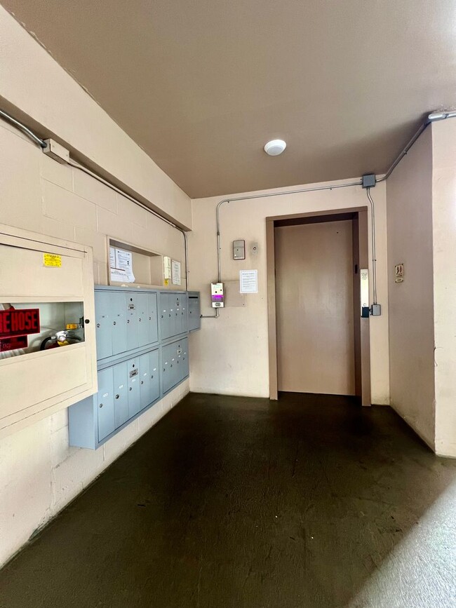 Building Photo - Spacious 1Bed 1Bath 1Parking Stall With La...