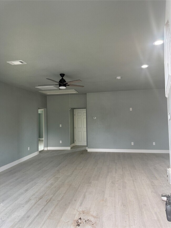 Building Photo - 4323 Continental Dr