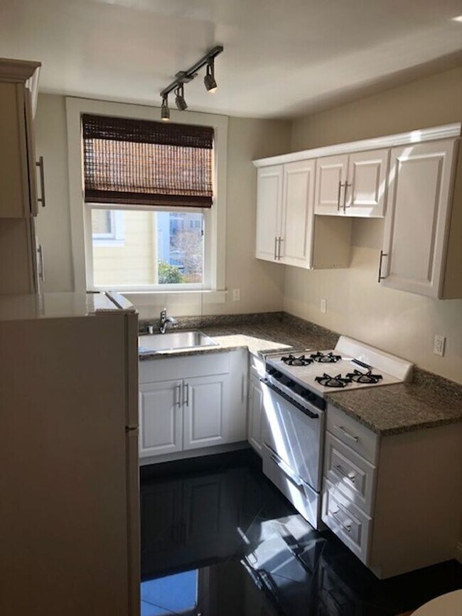 Building Photo - 3155 Broderick St