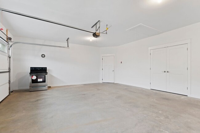 Building Photo - Luxury 3 Bed, 2.5 Bath - Townhome - AVAILA...