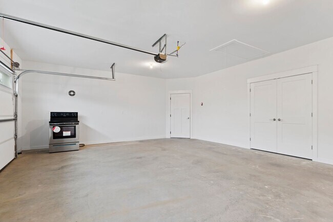 Building Photo - Luxury 3 Bed, 2.5 Bath - Townhome - AVAILABLE Nov. 17, 2025